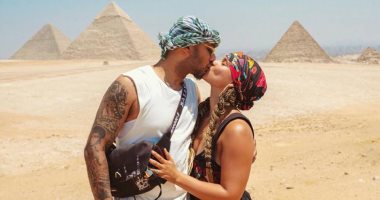 صور.. قبلة رومانسية بين المطربة الأمريكية إليشيا كيز وزوجها أمام الأهرامات