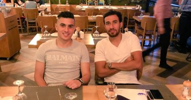 كريم حافظ فى نزهة مع تريزيجيه فى أحد مطاعم تركيا