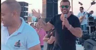 4 فيديوهات من حفل عمرو دياب الجديد فى الساحل على الشاطئ
