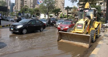 توقف حركة المرور بشارع قصر النيل بسبب كسر ماسورة مياه 
