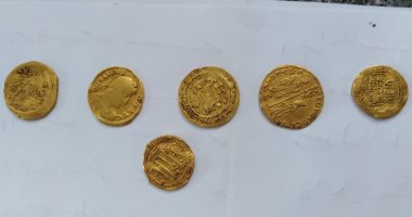 الآثار تثبت أثرية 44 عملة ذهبية تعود للعصر الإسلامى قبل تهريبها.. صور