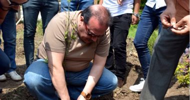 صور.. رئيس جامعة طنطا يزرع أول شجرة فى مبادرة "يوم في حب جامعتنا"