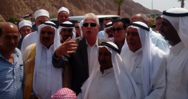 صور.. مشايخ دهب يستقبلون محافظ جنوب سيناء للتهنئة بتجديد الثقة