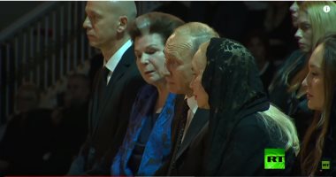 شاهد.. بوتين ومدفيديف يحضران مراسم توديع كوبزون رمز الأغنية السوفيتية