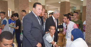 صور  .. رئيس جامعة المنوفية يتفقد لجان الكشف الطبى بمجمع كليات الجامعة