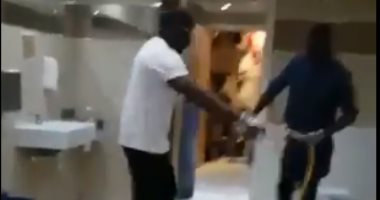 فيديو.. ساديو مانى يساهم فى تنظيف حمامات أحد مساجد ليفربول