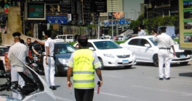 سقوط ضابط مرور مزيف أثناء تنظيمه حركة السيارات فى فيصل