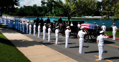 السيناتور جون ماكين يدفن فى تكريم مهيب بالأكاديمية البحرية الأمريكية 