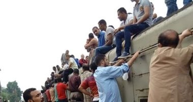صور.. تكدس الركاب فى قطار المنوفية - القاهرة بسبب طول مدة الانتظار