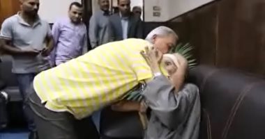 فيديو.. محافظ المنوفية يقبل رأس رجل مسن ويستجيب لشكواه
