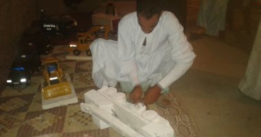صور.. قصة شاب موهوب بسوهاج يصنع المجسمات من الجبس فى منزله لبيعها  