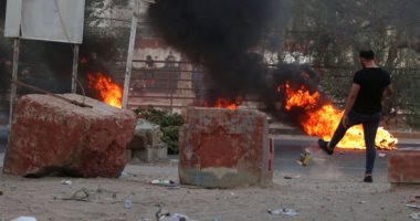 متظاهرون عراقيون يشعلون النيران فى بوابة القصور الرئاسية بالبصرة