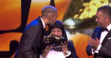 حكيم زياش يهدى والدته جائزة أفضل لاعب فى هولندا أمام العالم.. صور