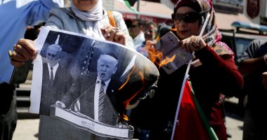 إحراق صور لترامب ومبعوثيه أمام مكتب القنصلية الأمريكية في الضفة الغربية