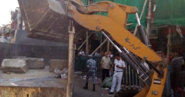 صور.. "أمن القاهرة" تطارد الإشغالات وضبط ١٤ بائع ورفع 9 عربات مأكولات 