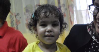صور.. نجاح عملية القلب للطفلة كنزى ضحية الاستغلال فى أعمال التهريب ببورسعيد