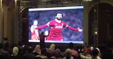 فيديو وصور.. طبيب بريطانى يحاضر بمؤتمر نقابة الأسنان مرتديا "تى شيرت" محمد صلاح