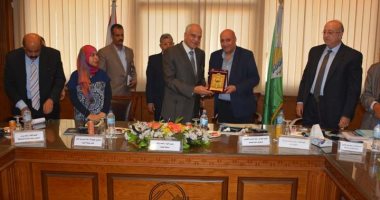 محافظ الجيزة يكرم "الشهاوى" ويمنحه شهادة تقدير ودرع المحافظة