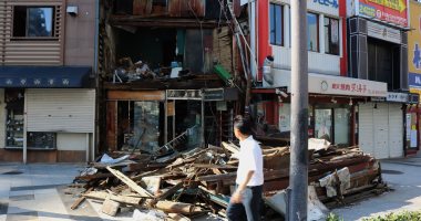 انهيار بعض المبانى إثر زلزال بلغت قوته 7 درجات بهوكايدو فى اليابان