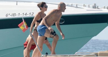 صور.. زيدان يصطحب زوجته فى رحلة بحرية بجزيرة فورمينتيرا الإسبانية