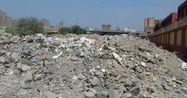 أكوام القمامة تحاصر محطة محولات كهرباء إمبابة والأهالى يطالبون برفعها