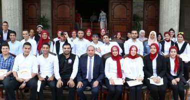 تكريم طلاب جامعة بنى سويف المشاركين فى افتتاح الرئيس لمجمع الأسمنت 