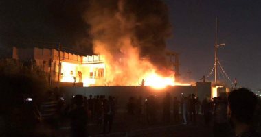 فيديو.. متظاهرو البصرة يحرقون المجلس الأعلى فى المحافظة