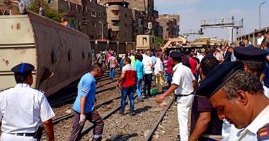 قارئ يشارك بصور لسقوط عربات قطار بضائع بمزلقان أبو خليفة بالشرابية