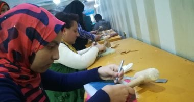 فيديو وصور.. قصة 200 فتاة بسوهاج يصنعن المنتجات اليدوية من مخلفات الموز
