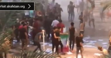 فيديو.. محتجون عراقيون يرفعون العلم العراقى على مقر قنصلية إيران فى البصرة