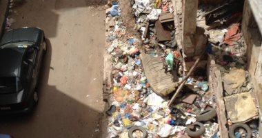 قارئ يشكو من تراكم القمامة بأحد شوارع محرم بيك فى الإسكندرية
