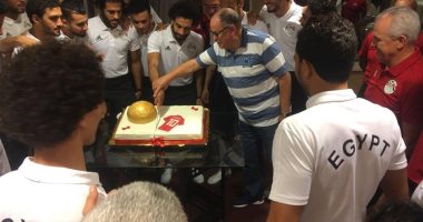 المنتخب يحتفل بإختيار  محمد صلاح ضمن أفضل 3 لاعبين بـ" تورتة"