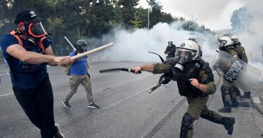 صور.. الشرطة اليونانية تطلق الغازات المسيلة للدموع على مظاهرات المعارضة 
