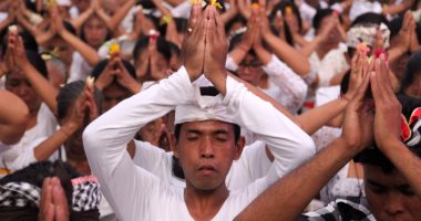 صور.. 50 ألف هندوسى يصلون من أجل نهاية الزلزال فى اندونيسيا