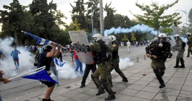 اشتباكات على جزيرة يونانية بين الشرطة ومحتجين على بناء مركز للمهاجرين