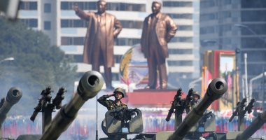 صور.. كوريا الشمالية تنظم عرضا عسكريا بدون استعراض لصواريخها الباليستية