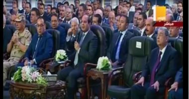 الرئيس السيسى مقاطعا وزير النقل: "عوضوا الناس ممن تم نزع ملكية أراضيهم"