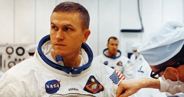 بعد 50 عاماً من صعوده للفضاء.. تعرف على أول رائد فضاء يذهب إلى القمر 