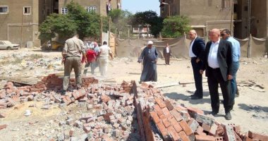 نائب محافظ القاهرة يتفقد أعمال إزالة بناء مخالف على حافة جبل منشأة ناصر