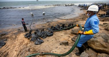 أزمة بيئية جديدة.. تسرب 3200 جالون من النفط فى المحيط الأطلسى