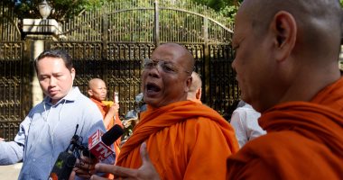 صور.. الإفراج عن زعيم المعارضة بكمبوديا سوخا وأنصاره يتجمعون أمام منزله