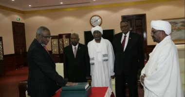 رئيس الوزراء السودانى الجديد يؤدى اليمين الدستورية أمام الرئيس عمر البشير