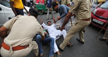 صور.. الشرطة الهندية تلقى القبض على المعارضين أثناء تظاهرات لارتفاع أسعار الوقود