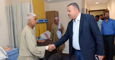 فيديو وصور.. رئيس لجنة الصحة بالبرلمان يزور المرضى بمستشفى أورام الأقصر