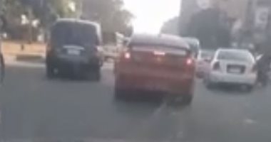 فيديو ..امسك مخالفة.. سيارة تسير بدون لوحات معدنية بشارع جامعة الدول العربية