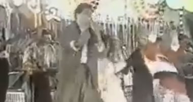 فيديو نادر للهضبة "عمرو دياب" يحيى أحد الأفراح الشعبية