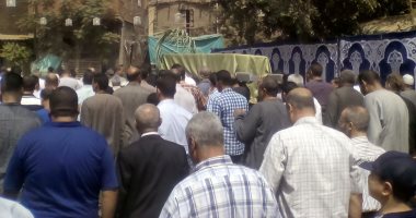 صور... أهالى قرية ميت أبو الكوم بالمنوفية يشيعون جثمان شقيقة الرئيس السادات