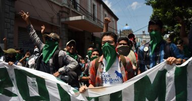 متظاهرون يلقون البيض على رئيس جواتيمالا المنتهية ولايته 