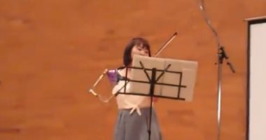 فيديو فتاة لا تعرف المستحيل يابانية تبدع فى عزف الكمان بيد صناعية 