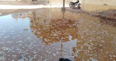 اضبط مخالفة.. انفجار ماسورة مياه شرب تغرق شوارع قرية المعصرة بالداخلة